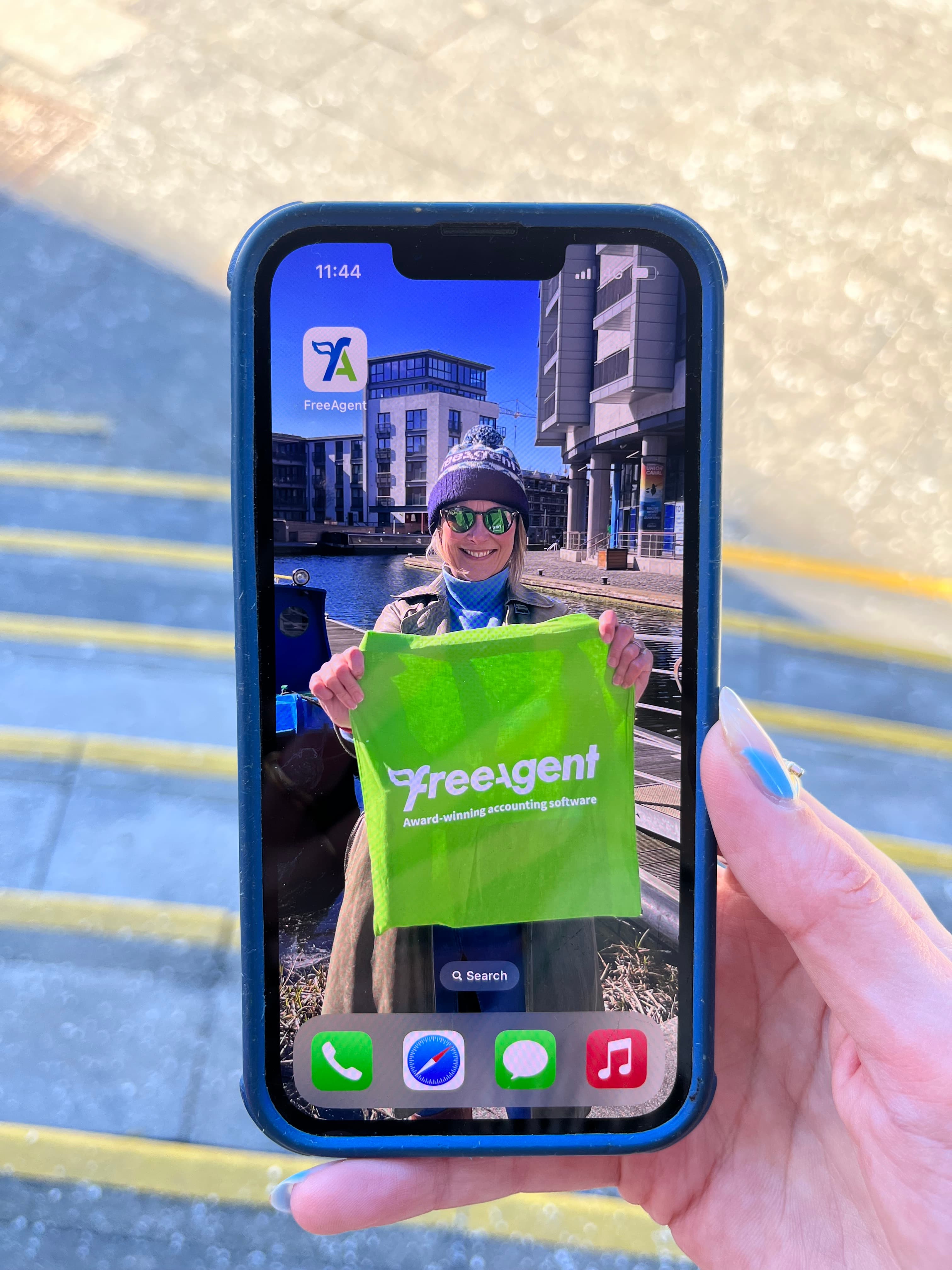 Kylie FreeAgent Phone Background