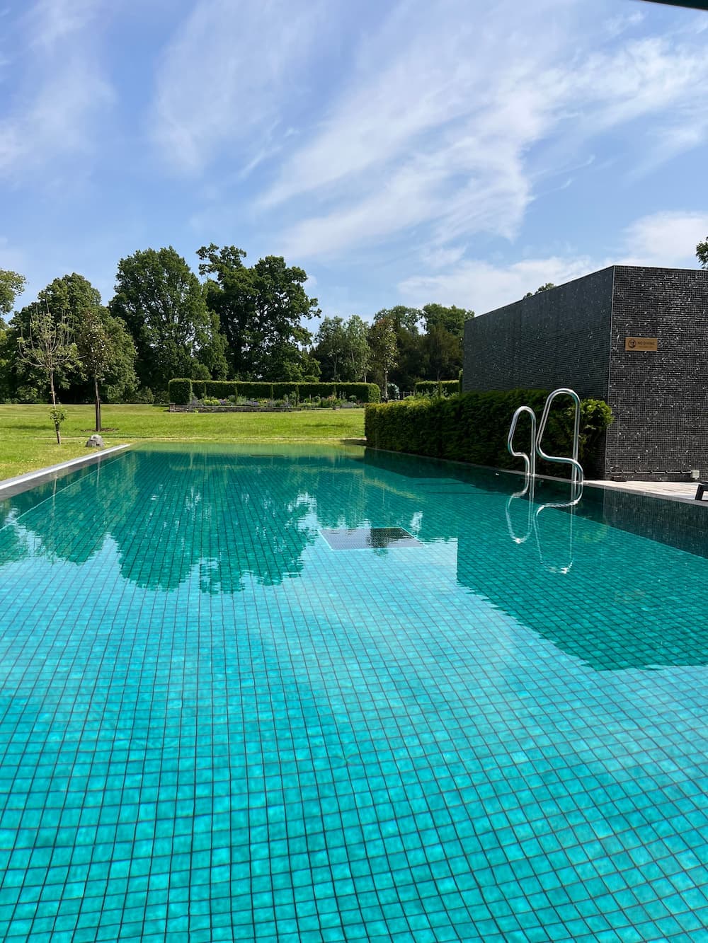 women on top borders roxburgh hotel